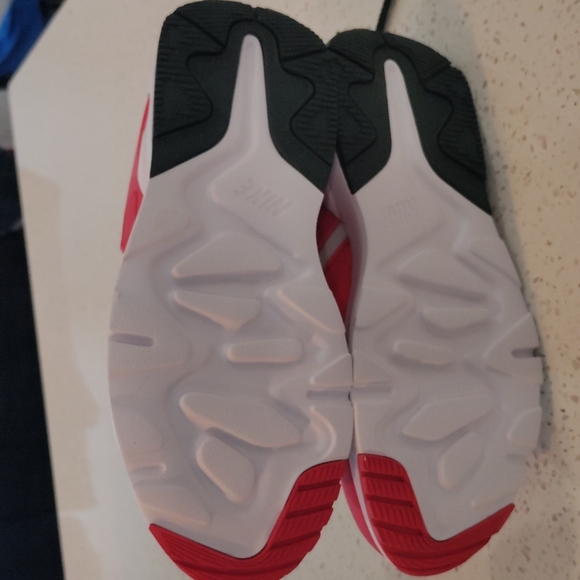 New Nike Ld Victory Shoe GS Youth 4.5 Grey/Red/Black/White AT5604-008 - Picture 4 of 4